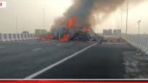 अमरावती समृद्धी महामार्गावर टोमॅटो ट्रकला भीषण आग, जीवितहानी नाही