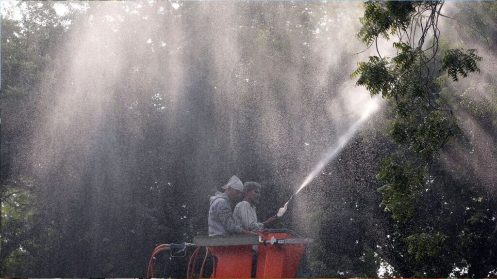 दिल्लीत प्रदूषण कमी करण्यासाठी पाण्याचा फवारा