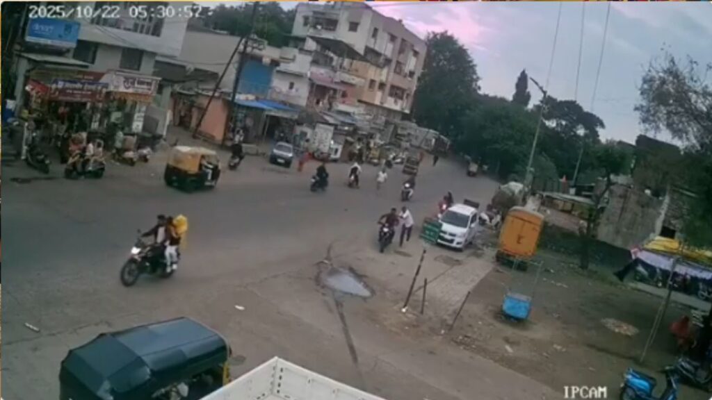 नाशिकमध्ये 'सिंघम' स्टाईल ॲक्शन; फरार आरोपी पकडण्यासाठी पोलिसांची धावत्या ऑटोतून उडी