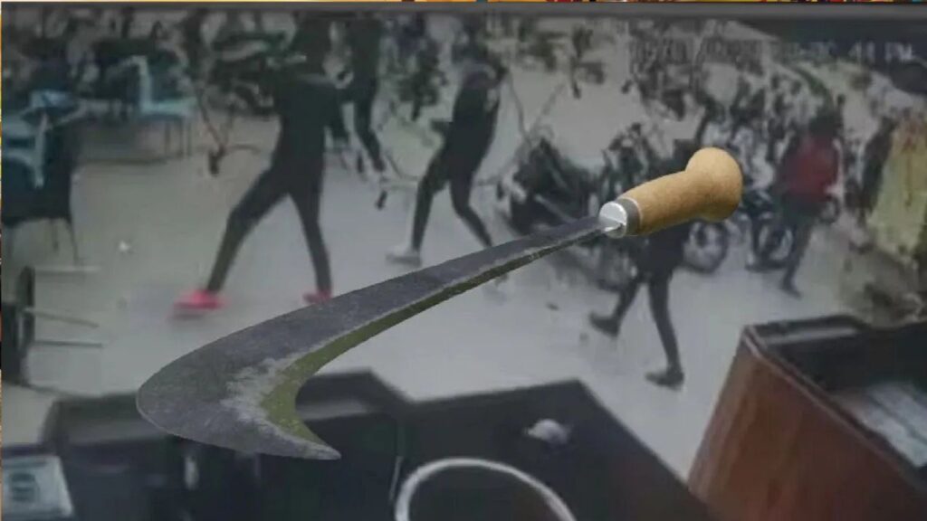 कोंढव्यात टोळक्याची दहशत; दुकानाची तोडफोड, तिघांना अटक