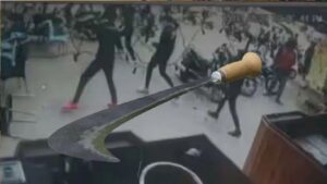 कोंढव्यात टोळक्याची दहशत; दुकानाची तोडफोड, तिघांना अटक