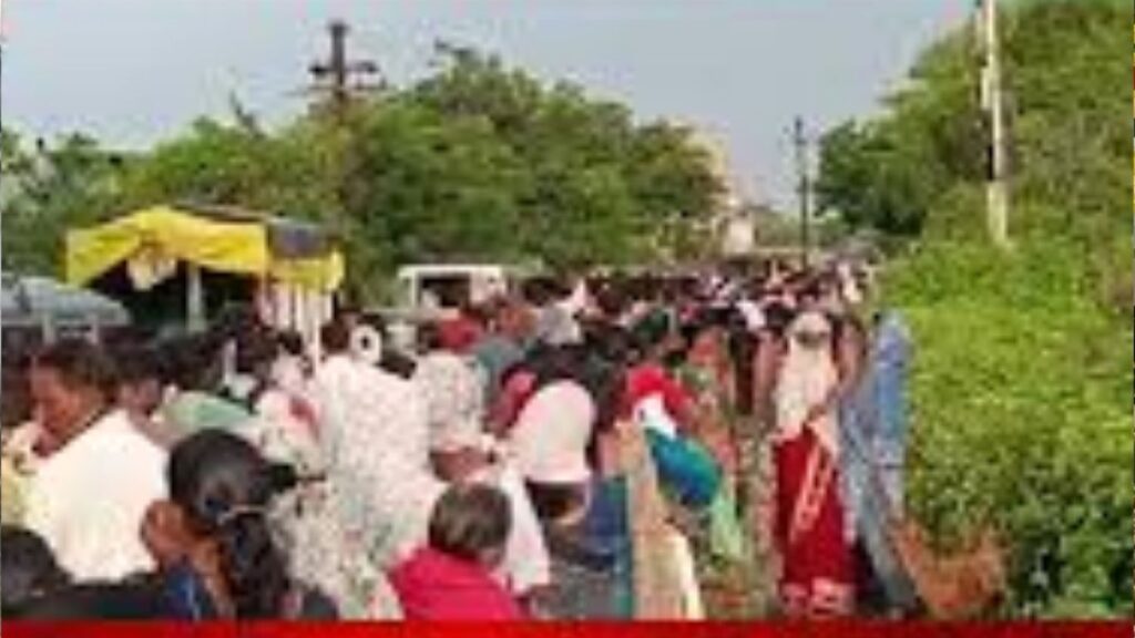 अमरावतीत बांधकाम कामगारांना साहित्य वाटपासाठी तुफान गर्दी; पहाटेपासून लांबच लांब रांगा