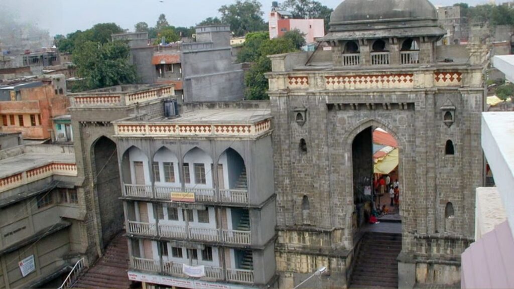 तुळजाभवानी मंदिरात मुख्य प्रवेशद्वार दोन दिवसांसाठी बंद; घाटशीळ पार्किंगमार्गातून दर्शन सुलभ