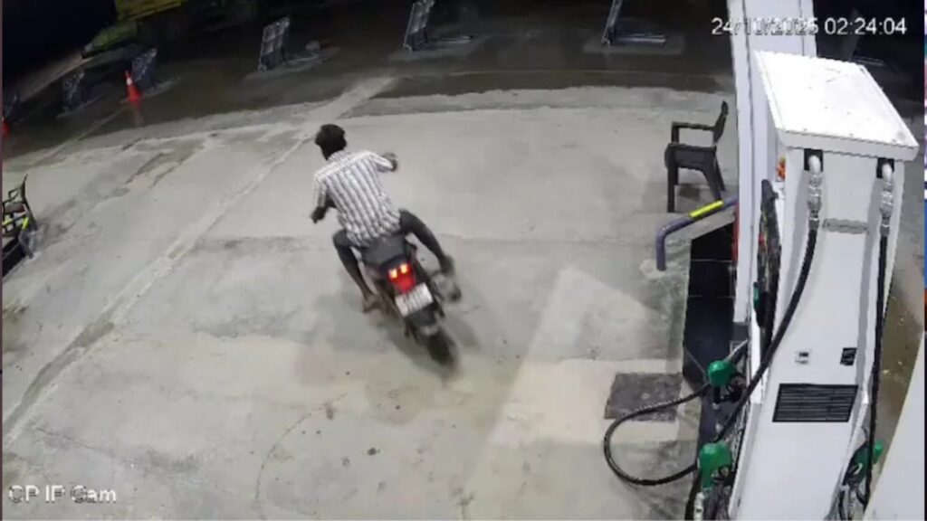 कर्नूल बस अपघात : मद्यधुंद बाइकस्वारामुळे आंध्र प्रदेशात भीषण आग; २० जणांचा मृत्यू, सीसीटीव्ही व्हिडिओने उघड केली बेफिकिरी