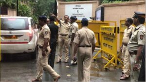 वडापावमध्ये चटणी नाही, गाडी पुसायचे कापड चोरीला; मुंबई पोलिसांना येतात अशा विचित्र कॉल्स वाचून थक्क व्हाल!