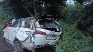 शिर्डीकडे जाणाऱ्या साई भक्तांवर काळाचा घाला; भीषण अपघातात तीन जणांचा मृत्यू, चार जखमी