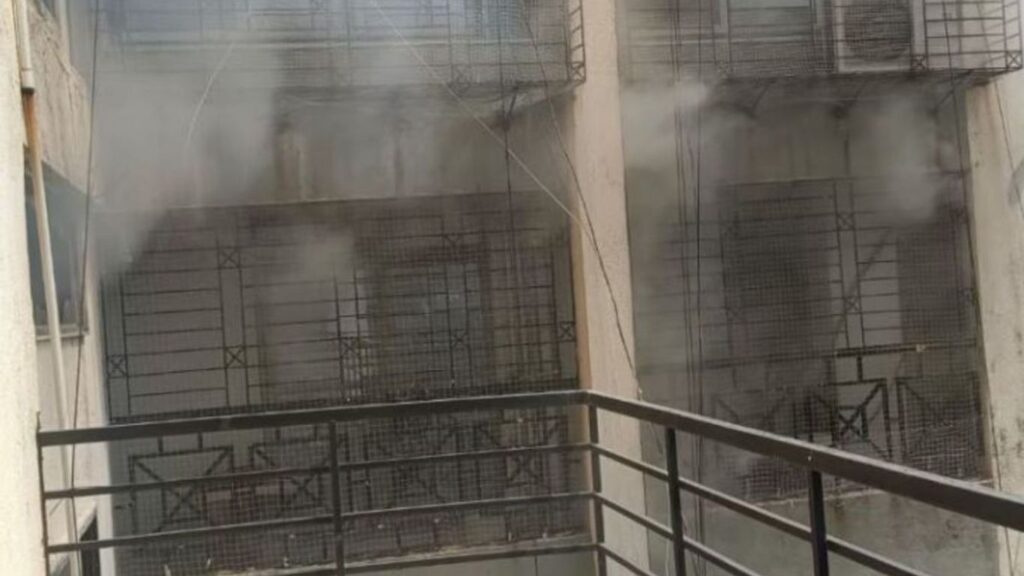 खारघरमध्ये भीषण आग! सेक्टर ७ मधील ‘रवी हाईट्स’ इमारतीला लागली आग; सुदैवाने जीवितहानी टळली