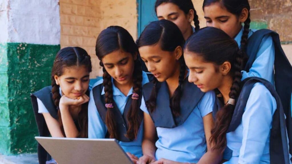 मोठा निर्णय! आता शाळांमध्ये आयुर्वेदाचं शिक्षण; विज्ञानाचा अभ्यासक्रम होणार बदलणार