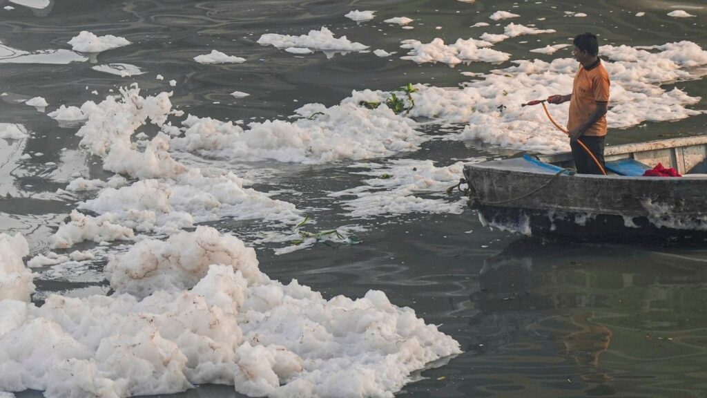 छठ पूजेनंतर यमुना नदीत प्रदूषण वाढले; धार्मिक विधी आणि राजकीय आरोपांच्या पार्श्वभूमीवर चिंता वाढली