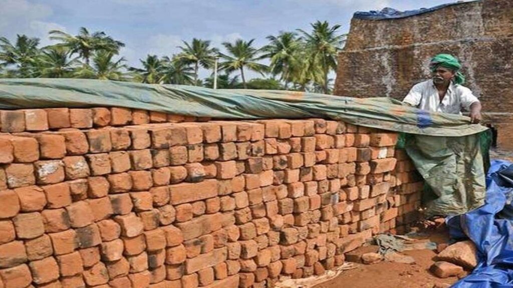 Bhigwan News: अवकाळी पावसाने वीटभट्टी व्यवसाय ठप्प; वीटदर वाढल्याने बांधकाम क्षेत्र संकटात