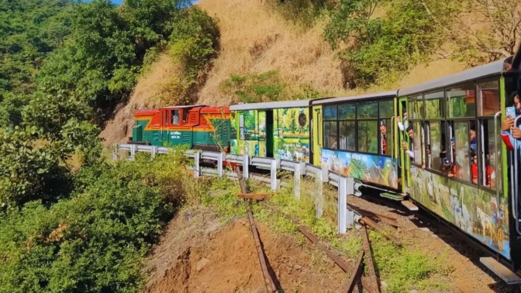 मिनीट्रेनची मालवाहू गाडी माथेरान स्थानकात पोहोचली; प्रवासी सेवेला गती मिळण्याची शक्यता