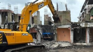 दिवा प्रभागातील बेकायदेशीर इमारतीवर ठाणे महापालिकेची कारवाई; पोलिस बंदोबस्तात JCB द्वारे तोडक मोहिम सुरू