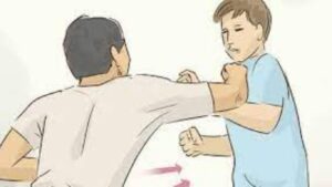 रत्नागिरीत दोन तरुणांमध्ये पोलिसांसमक्षच मारहाण; एकमेकांना जीवे मारण्याची धमकी