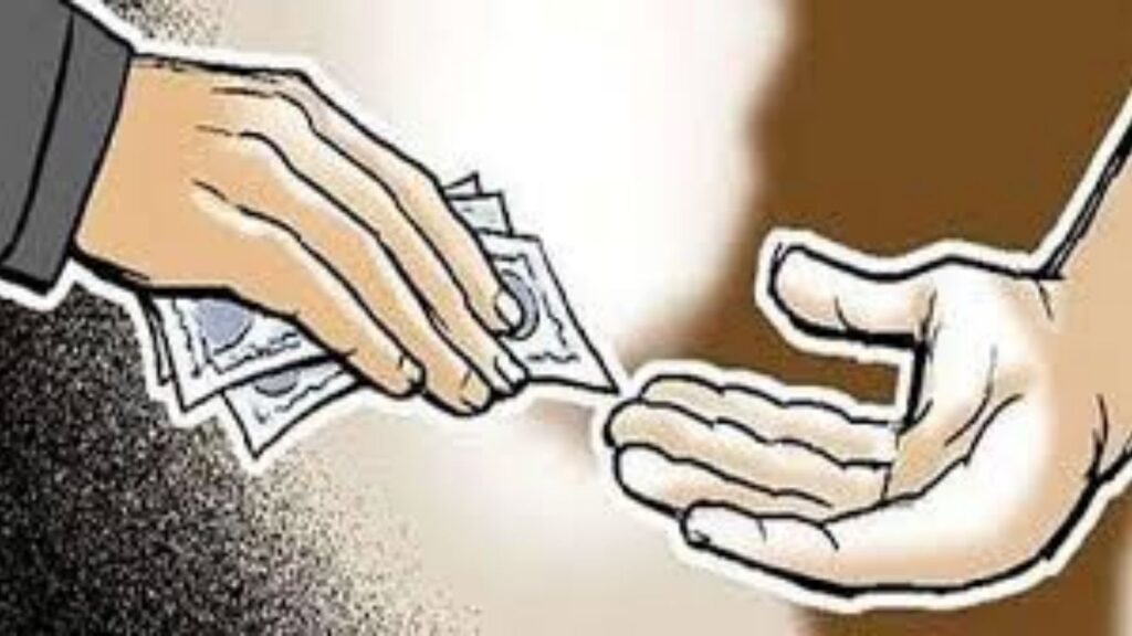 तलाठी आणि कोतवाल ACB च्या सापळ्यात; 10 हजारांची लाच घेताना रंगेहात पकडले