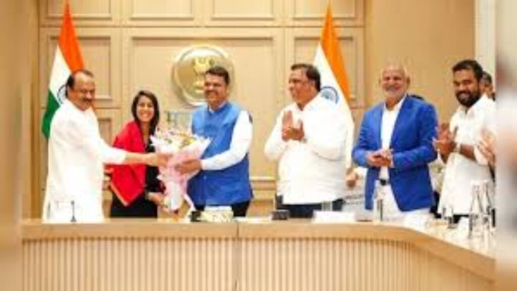 महाराष्ट्राच्या खेळाडूंचा CM फडणवीसांच्या हस्ते गौरव; प्रत्येकी 2.25 कोटींचे रोख बक्षीस