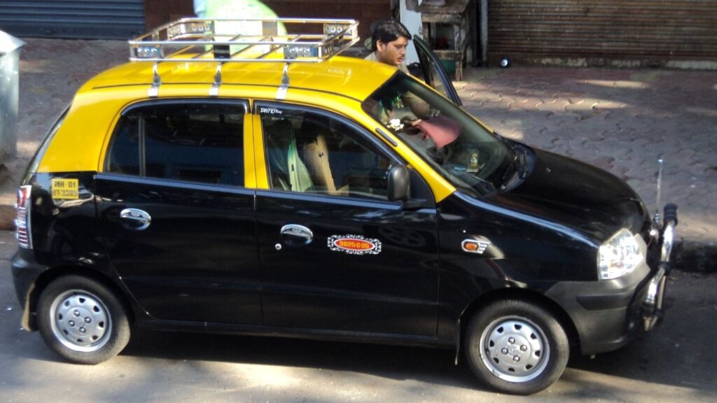 मुंबईतील टॅक्सी ड्रायव्हरचा हृदयस्पर्शी अनुभव; कॉल आला आणि थरथरले हात, नेटकऱ्यांच्या डोळ्यात पाणी