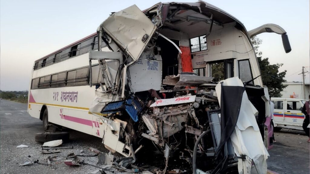 भीषण अपघातात 16 प्रवासी जखमी; बस चालकावर गुन्हा दाखल