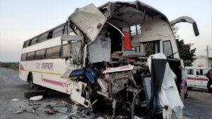 भीषण अपघातात 16 प्रवासी जखमी; बस चालकावर गुन्हा दाखल