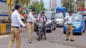 पुण्यात वाहतूक शिस्तीसाठी पोलिसांची कठोर मोहीम; दररोज पाच हजार वाहनचालकांवर दंडात्मक कारवाई