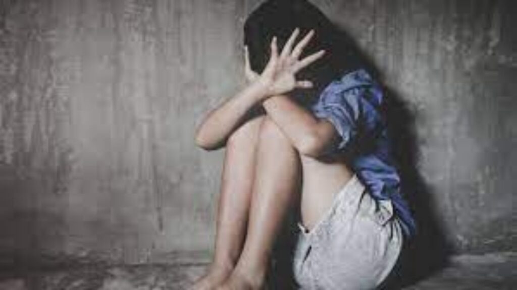 लंडनहून आलेल्या 70 वर्षीय वृद्धाने 10 वर्षांच्या मुलीवर अत्याचार; आई पैशांच्या लोभात सहकारी