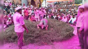 पुरंदरमध्ये काटेबारस यात्रा थरारक अनुभव; हजारो भक्तांनी घेतल्या काट्यांच्या ढिगार्‍यात उड्या