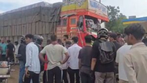 Nalasopara Accident: भरधाव ट्रकच्या धडकेत रिक्षाचा चक्काचूर; बाप-लेकाचा जागीच मृत्यू, सीसीटीव्ही व्हिडीओ व्हायरल