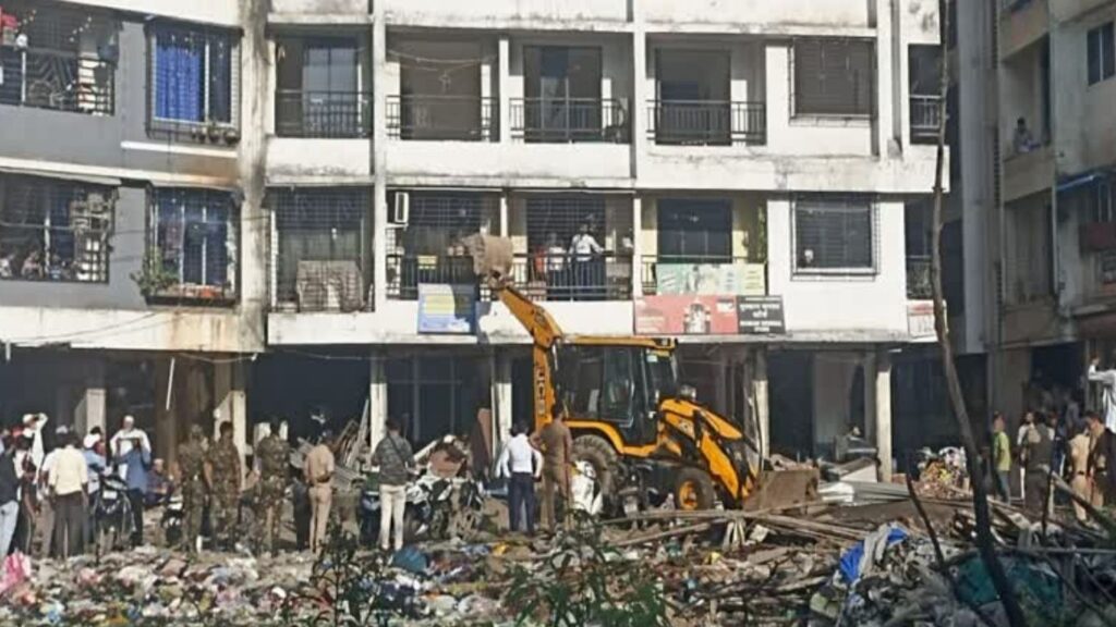 दिव्यातील सात बेकायदा इमारती रिकाम्या; 275 कुटुंबे बेघर, अतिक्रमण पथकाची कारवाई सुरू