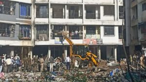 दिव्यातील सात बेकायदा इमारती रिकाम्या; 275 कुटुंबे बेघर, अतिक्रमण पथकाची कारवाई सुरू