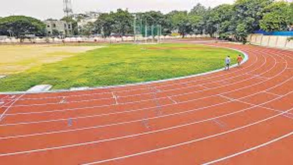 सणस मैदानावर १० वर्षांखालील मुलांच्या प्रवेशबंदीवर शिवसेनेचा निषेध; क्रीडा धोरणातील दुटप्पीपणावर प्रश्न