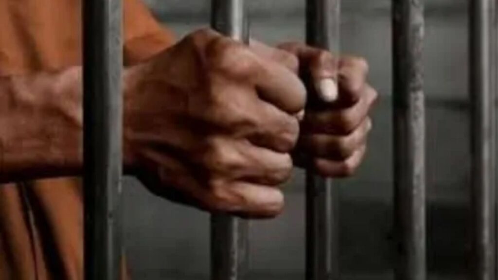 भंडारा जिल्ह्यात गोबरवाही पोलीस ठाण्यात आर्म्स ॲक्ट आरोपी शिशुपाल गौपालेला VIP ट्रीटमेंट