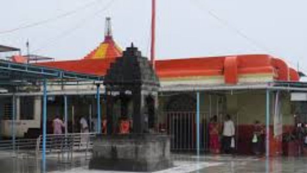 मुंबई–आग्रा महामार्गावरील श्री रेणुका देवी मंदिराची सुरक्षा रामभरोसे; हाय अलर्टमध्येही प्रशासनाची ढिलाई