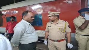 महानगरी एक्सप्रेसमध्ये बॉम्बचा संशय; शौचालयात सापडला धक्कादायक संदेश, सुरक्षा यंत्रणा अलर्ट