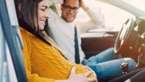 बीडमध्ये कारमध्येच प्रसूती; रक्त पाहून चालकाला भोवळ, कारचा अपघात – आई-बाळ सुरक्षित