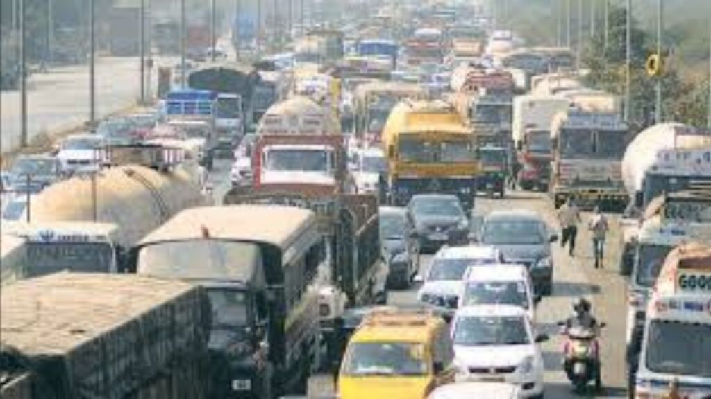 Navi Mumbai Traffic Chaos: ‘ट्रॅफिक पोलिसांचे रेट कार्ड?’ नागरिक संतप्त; ओव्हरलोड डम्पर, बेकायदा प्रवासी वाहतुकीचा कहर