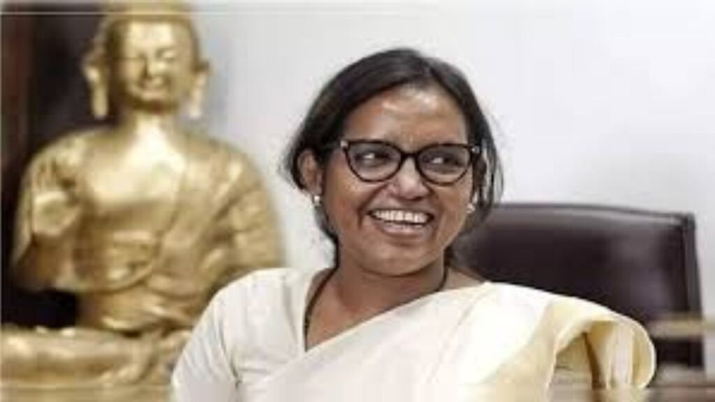 मनसेवर वर्षा गायकवाडांचा टोमणा: “मारहाणीची भाषा आमच्या सुसंस्कृत पक्षाला शोभत नाही”