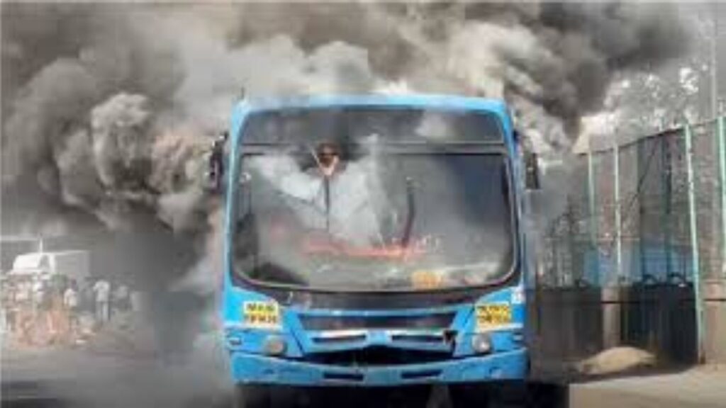 पिंपरी-चिंचवडमध्ये पीएमपीएल बसला अचानक आग! १५ प्रवाशांची थरारक सुटका