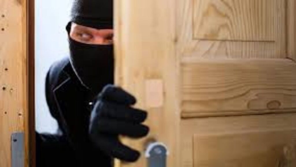 पुणे : करंजगावमध्ये चोरीचा धुमाकूळ! घरफोडीत चोरट्यांनी 17 लाखांचा ऐवज लंपास