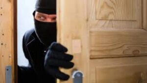 पुणे : करंजगावमध्ये चोरीचा धुमाकूळ! घरफोडीत चोरट्यांनी 17 लाखांचा ऐवज लंपास