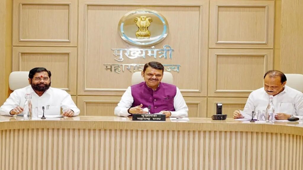 Maharashtra Government New GR: आमदार-खासदार आल्यावर अधिकाऱ्यांनी उठून उभे राहावे, नम्र भाषेत संवाद—नवीन मार्गदर्शक सूचना जारी