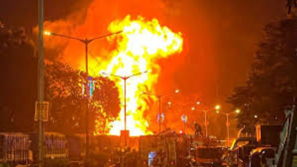 Mumbai Fire: धारावीतील नवरंग कंपाउंडला भीषण आग; माहिम–वांद्रे लोकल सेवा विस्कळीत, सुदैवाने जीवितहानी नाही