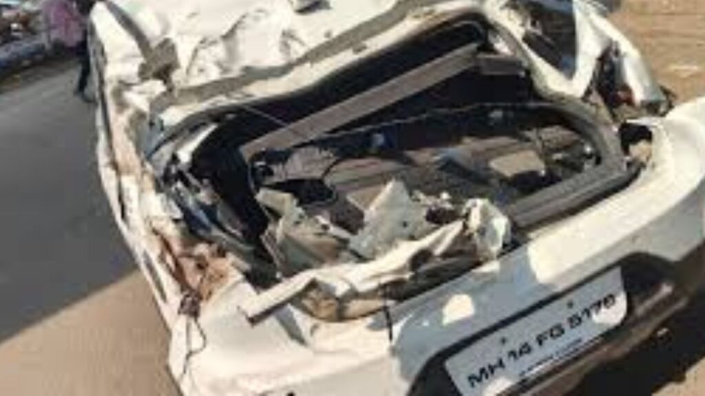 पुण्यात नवले ब्रिजवर कार डिव्हायडरला धडकून पलटी; दोन्ही प्रवासी चमत्कारिकरीत्या सुखरूप