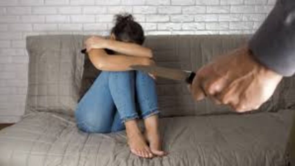 पुण्यात कौटुंबिक वादातून पत्नीच्या खुनाचा प्रयत्न; तीक्ष्ण शस्त्राने वार करणारा पती अटकेत