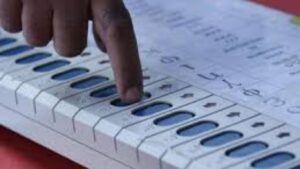 महाराष्ट्र नगरपालिका निवडणुका: अनेक ठिकाणी EVM बिघाडाने मतदानात अडथळे
