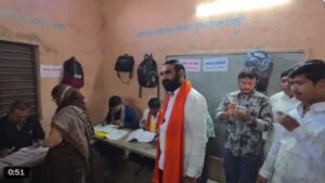 संतोष बांगरांचा मतदान केंद्रात नियमभंग; घोषणाबाजी, निर्देश आणि वादामुळे राजकीय तापमान वाढले