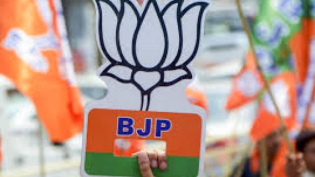 Pune News: पुण्यात राजकीय भूकंपाची चाहूल! बॅनरवरून हटले ‘कमळ’, भाजप प्रवेशावर संभ्रम