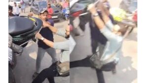 Mumbra Video: पोलिसांसमोरच टोईंग व्हॅनवरून बाईक खाली उतरवली; अवैध पार्किंग वादाची नवी भर