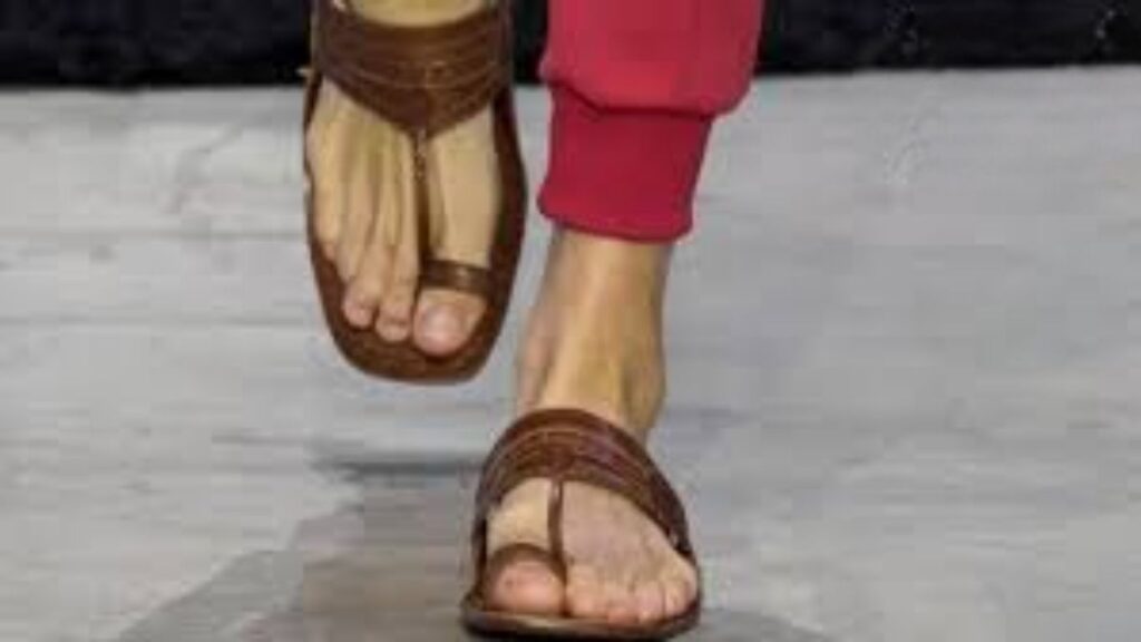 कोल्हापुरी चप्पल ‘प्राडा’शी करार! जागतिक बाजारात नवा धमाका, किंमत ऐकून थक्क व्हाल