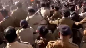 नागपूर हिवाळी अधिवेशनात गोंधळ; कायमस्वरूपी नोकरीच्या मागणीसाठी प्रशिक्षणार्थी तरुणांचा लोटांगण मोर्चा अडवला