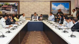 मालवणी झोपडपट्टी पुनर्विकासाला गती; ‘क्लस्टर मॉडेल’वर काम पूर्ण करण्याचे मुख्यमंत्री फडणवीसांचे निर्देश