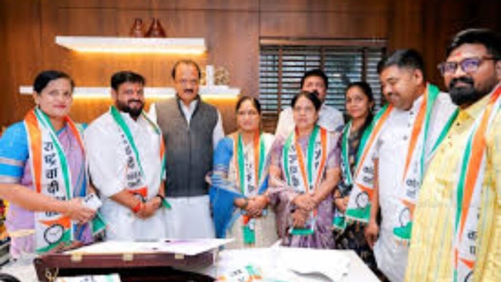 काँग्रेसला मोठा धक्का! 2 माजी महापौरांसह 12 नगरसेवकांचा राष्ट्रवादी काँग्रेसमध्ये प्रवेश